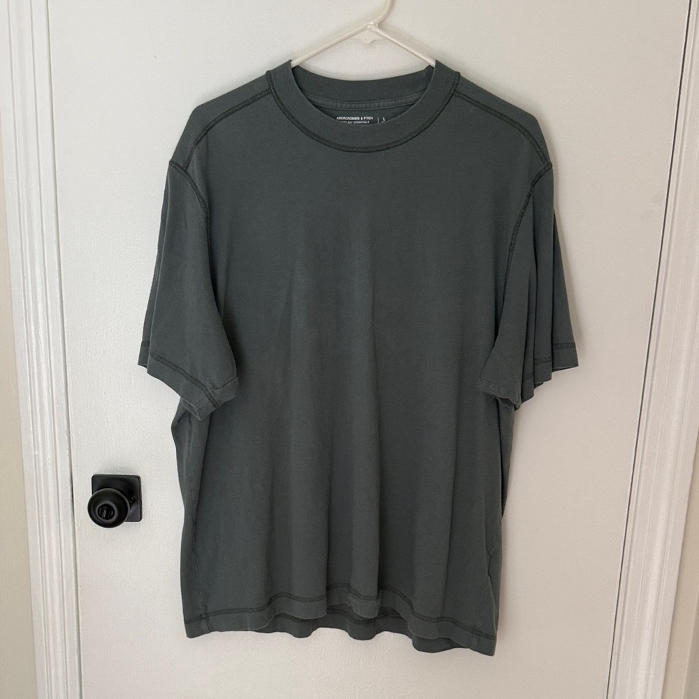 Abercrombie Men's Dark Green/Gray soft vintage T-Shirt. Size Large